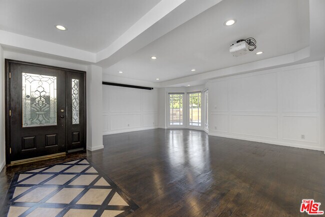 Building Photo - 637 N Harper Ave