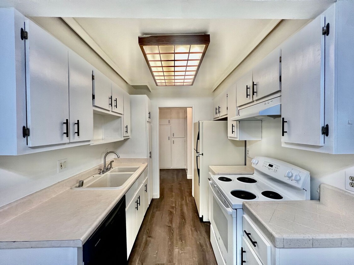 Primary Photo - Newly remodeled 1B/1BA condo w/ reserved p...