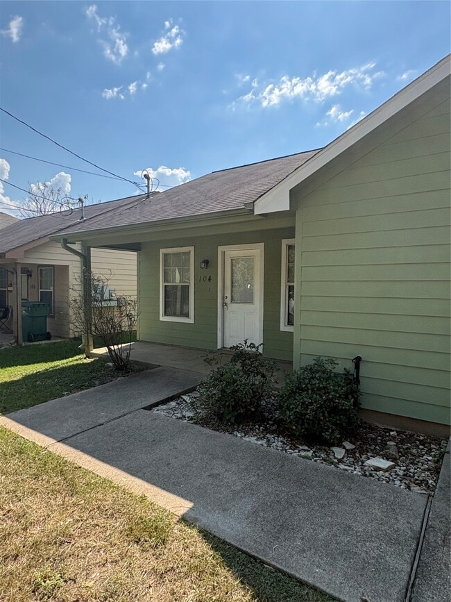 Building Photo - 104 Lindley Dr