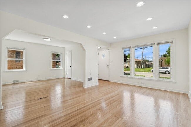 Building Photo - 4725 Thatcher Ave