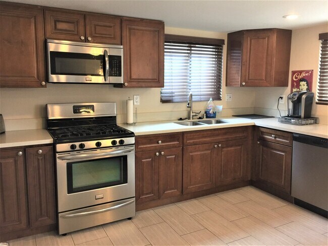 Building Photo - Beautiful and Updated Home Close to the Be...