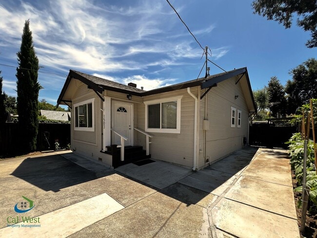 Foto del edificio - $4000 Beautiful Cottage Style 2 Bed 1 Bath...
