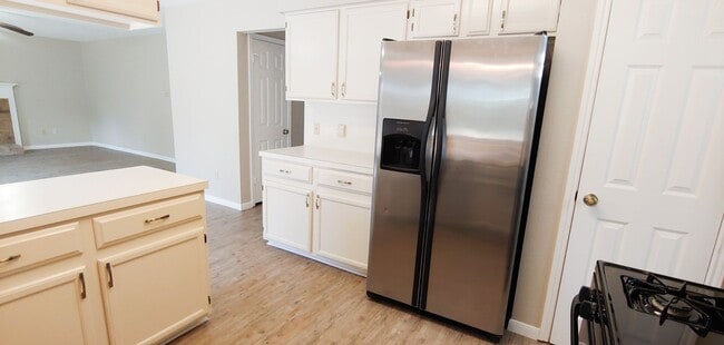 Building Photo - Discover Comfort and Style: 4-Bed, 2.5-Bath Oasis in North Central Gracywoods!