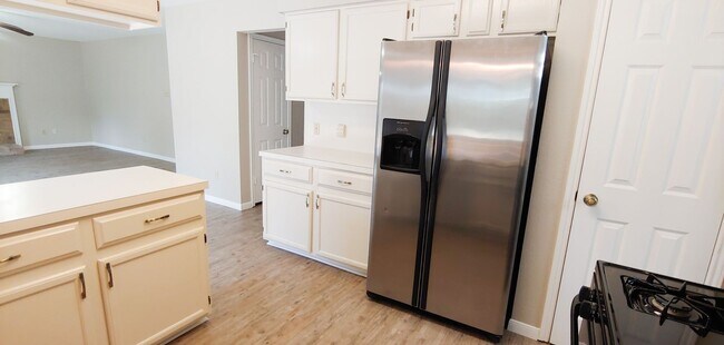 Foto del edificio - Discover Comfort and Style: 4-Bed, 2.5-Bath Oasis in North Central Gracywoods!