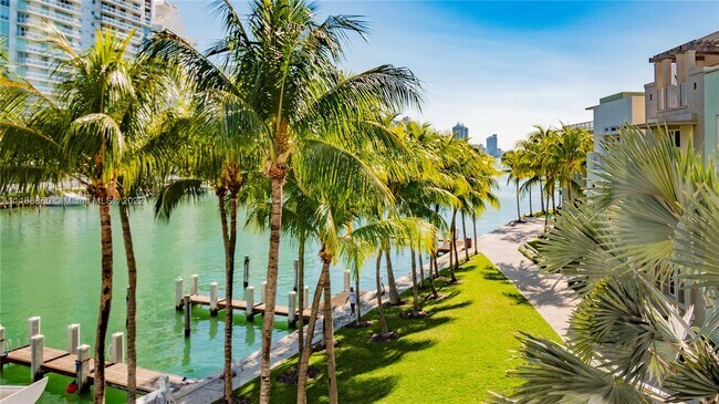 Foto del edificio - 6101 Aqua Ave