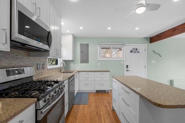 Foto del edificio - 4 Bed 2 Bath - Twinbrook Cape Cod - Move In Ready