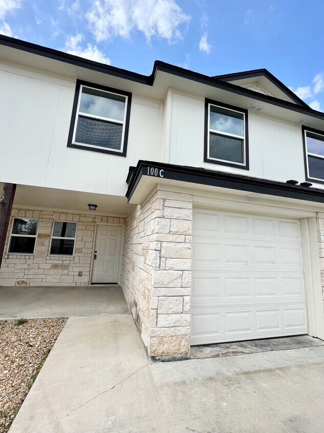 Foto principal - ~3 bedroom, 2.5 bath with balcony and priv...