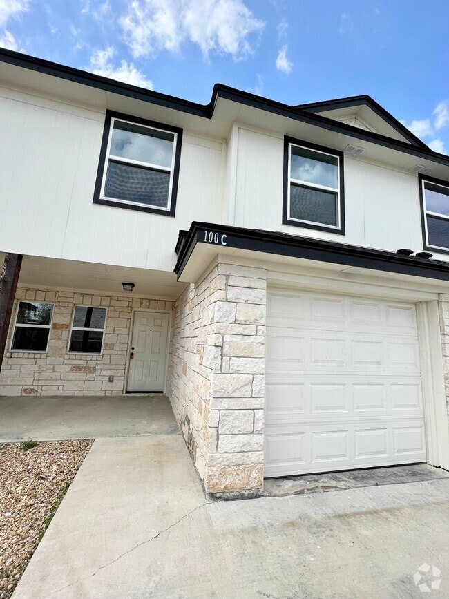 Building Photo - 100 Sandstone Dr