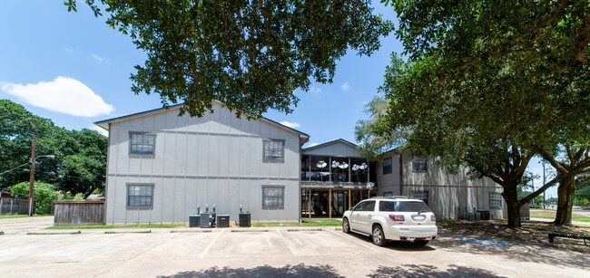 Foto del edificio - Whispering Oaks Apartment Homes Sealy