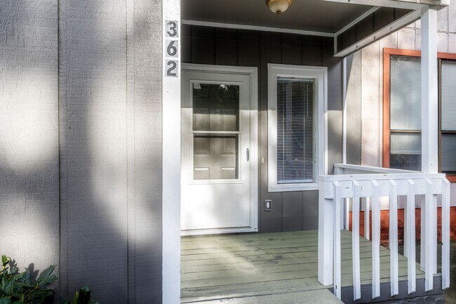 Foto del edificio - 2 bedroom, 2 bathroom lakeside Townhouse