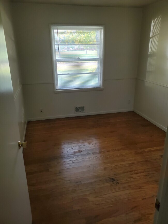 Building Photo - 3328 Oakwood Dr