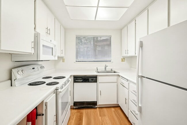 Foto del edificio - 999 Evelyn Terrace W