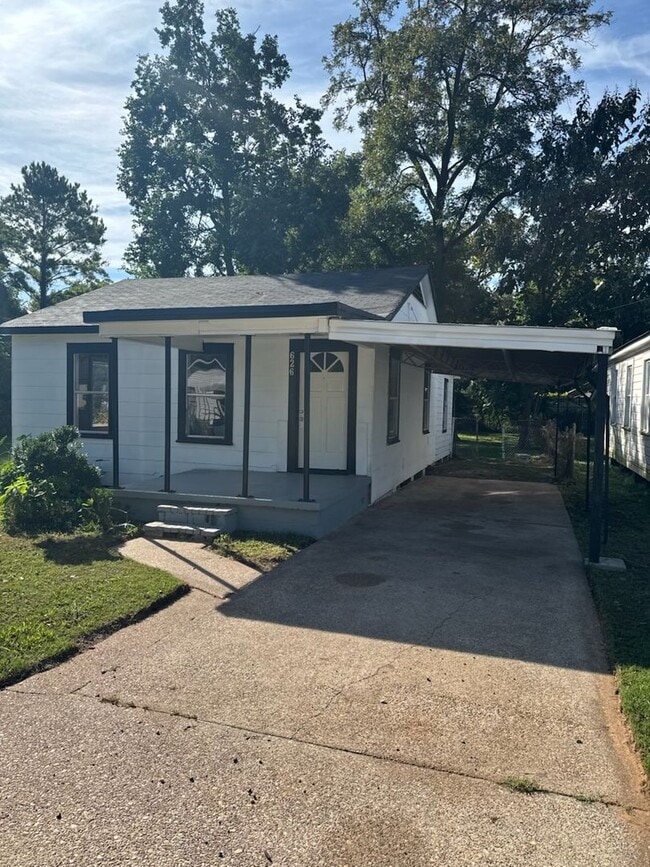Building Photo - 626 Joannes St