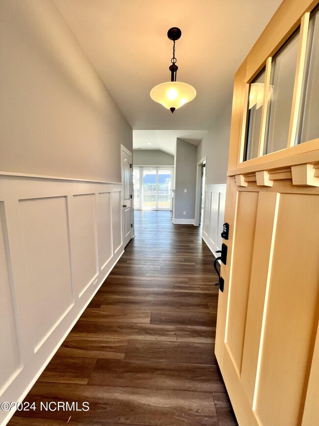 Building Photo - 2553 Lakeside Cir