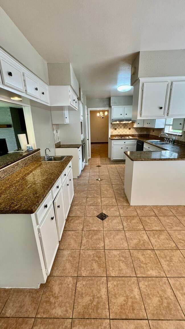 Building Photo - 2607 Bermuda Dunes Dr