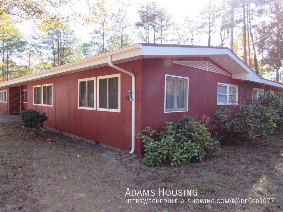 Building Photo - Huge 4 Bedroom 3 Bath Home Just Steps from...