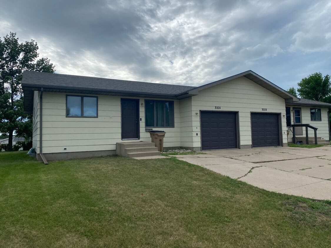 Primary Photo - 2 Bedroom Duplex!