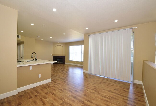 Foto del edificio - SPECIOUS 2 BED 2 BATH CONDO WITH ATTACHED ...