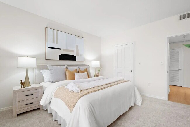 Foto del edificio - 1-Bedroom Retreat with Hardwood Floors & Central Vacuum!"