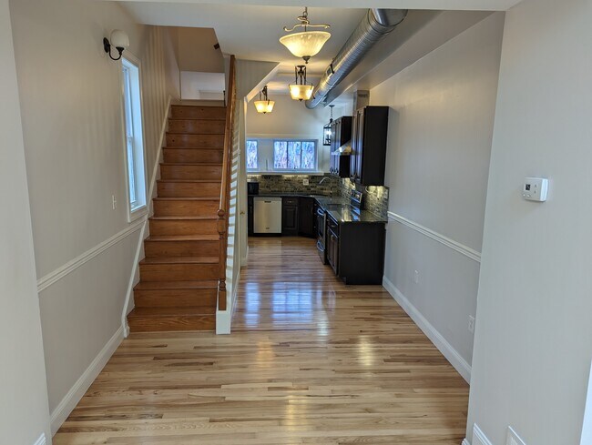 Building Photo - 632 Eislen St