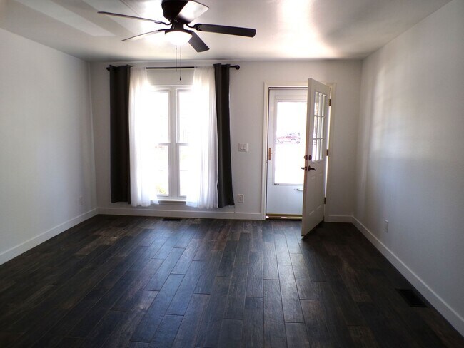 Building Photo - Updated 2 Bed 2.5 Bath Townhome!