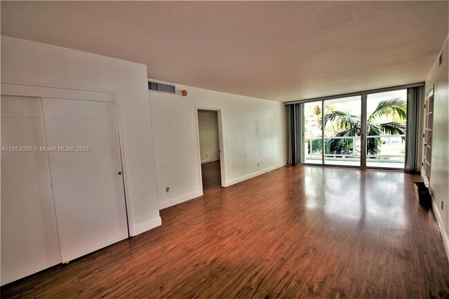 Foto del edificio - 5151 Collins Ave
