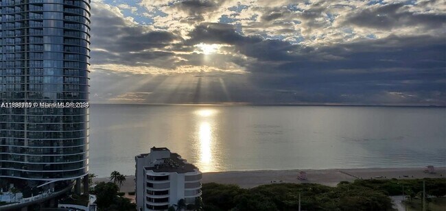 Foto del edificio - 100 Bayview Dr