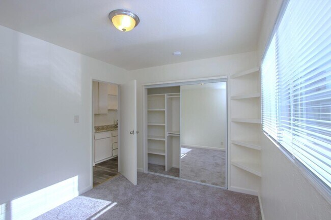 Building Photo - 545 Hampshire Ave