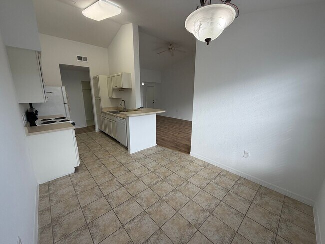 Foto del edificio - ANNUAL RENTAL - FAIRWAY PRESERVE- 2 BED / 2 BATH WITH LAKE VIEW