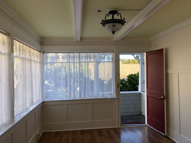 Building Photo - Historic 2-bedroom, 1.5 bath home in the h...