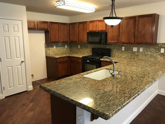 Building Photo - 12118 Great Country Stunning NW Bakersfiel...