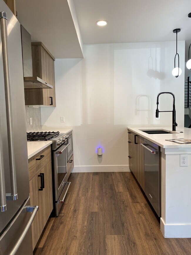 Foto del edificio - Beautiful, newer (2024) townhome in the de...