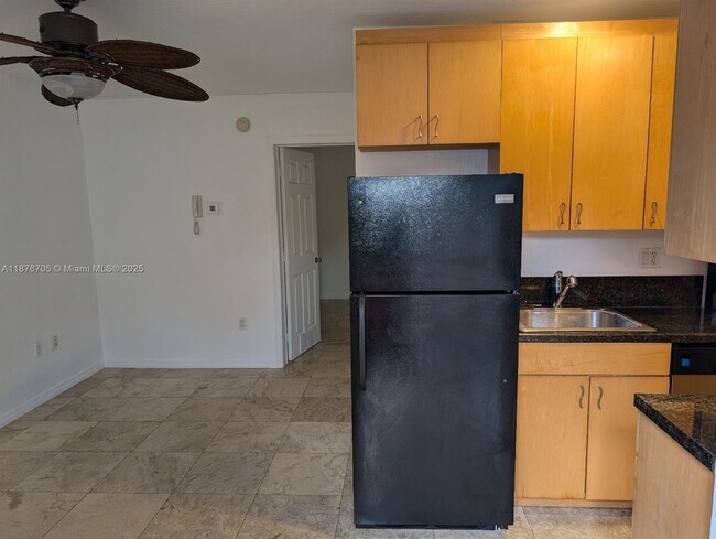 Foto del edificio - 728 NE 13th Ct