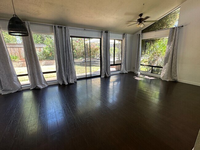 Foto del edificio - Welcome to your dream rental in Auburn!