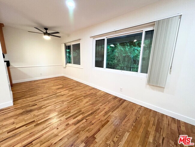 Foto del edificio - 1146 N Formosa Ave