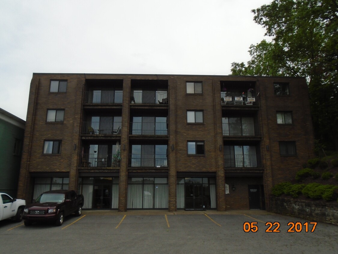 Building Photo - 3027 S Park Rd