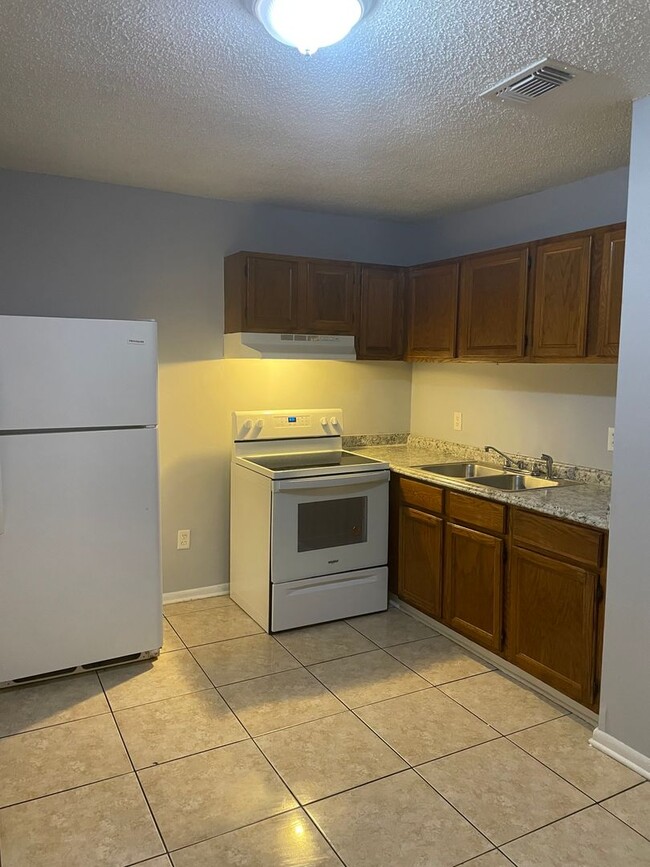 Building Photo - Perfect 2/1 Duplex!
