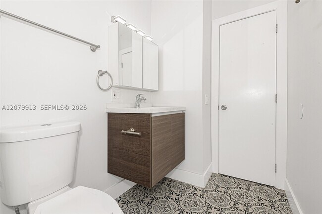 Foto del edificio - 6910 Bay Dr E