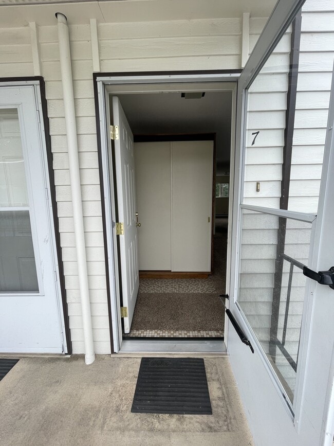 Entry - 530 Burnett Ave N