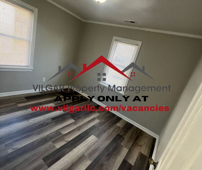 Foto del edificio - 2 comfortable bedrooms & 1 full bath house...