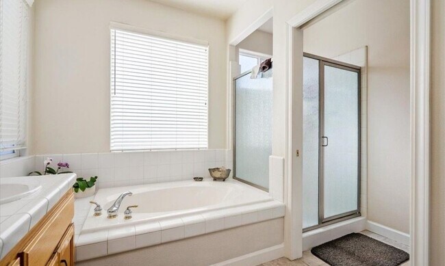 Building Photo - 758 Brahma St