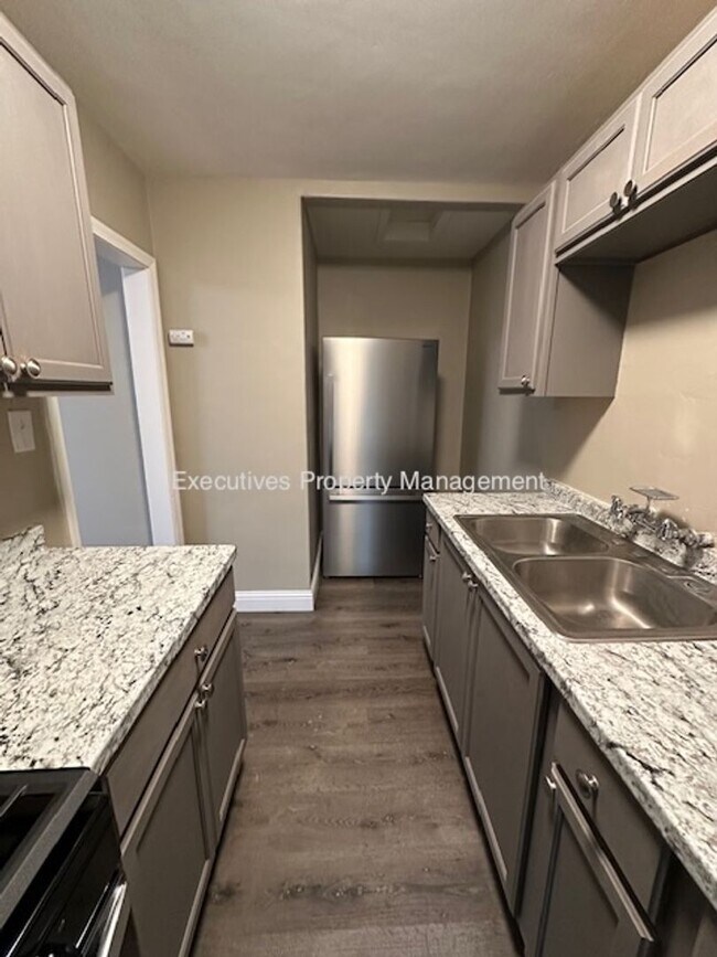 Building Photo - 2324 Q St