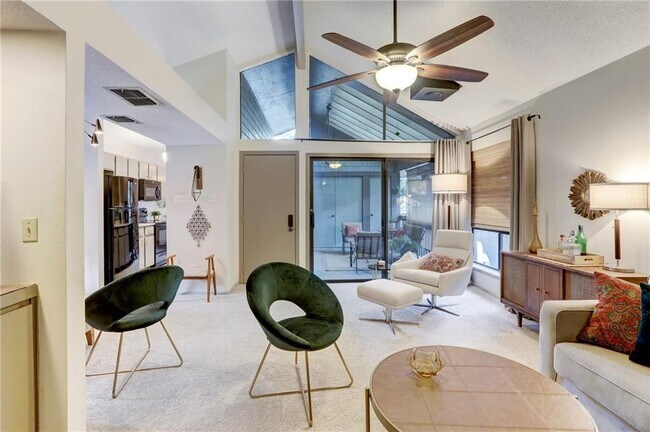 Foto del edificio - 7122 Wood Hollow Dr