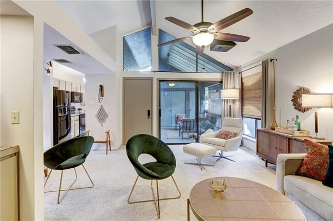 Building Photo - 7122 Wood Hollow Dr
