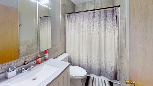 Foto del edificio - Updated two bedroom ranch duplex with part...