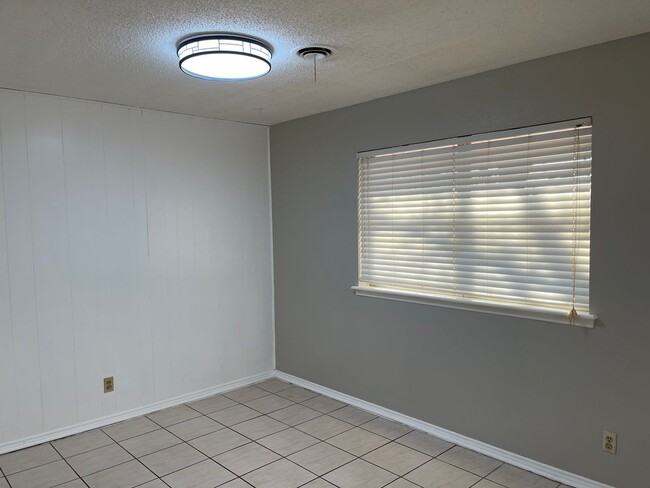 Foto del edificio - 3 bed room home for rent in Moore!  2 bath...