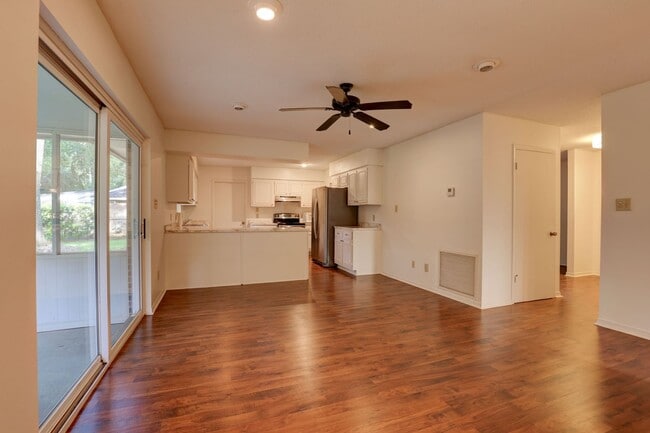 Foto del edificio - 2 BD/ 2 BTH home is located in the highly ...