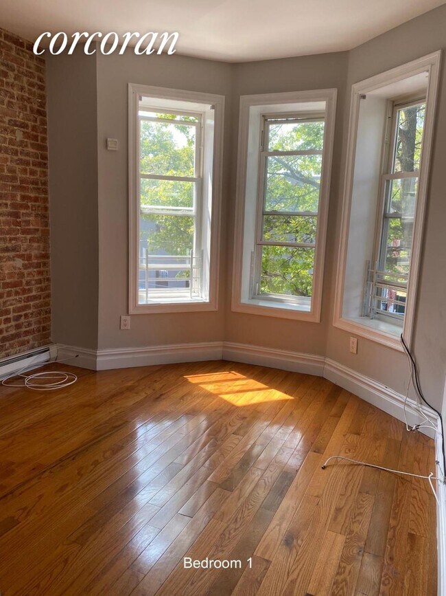 Foto del edificio - 1656 Weeks Ave