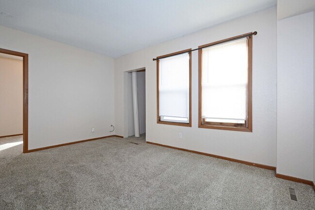 Foto del edificio - Spacious 3-Bed 1-Bath Unit in Hastings - Available Now!
