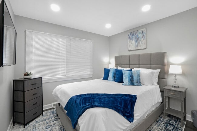 Building Photo - 570 E Higgins Rd